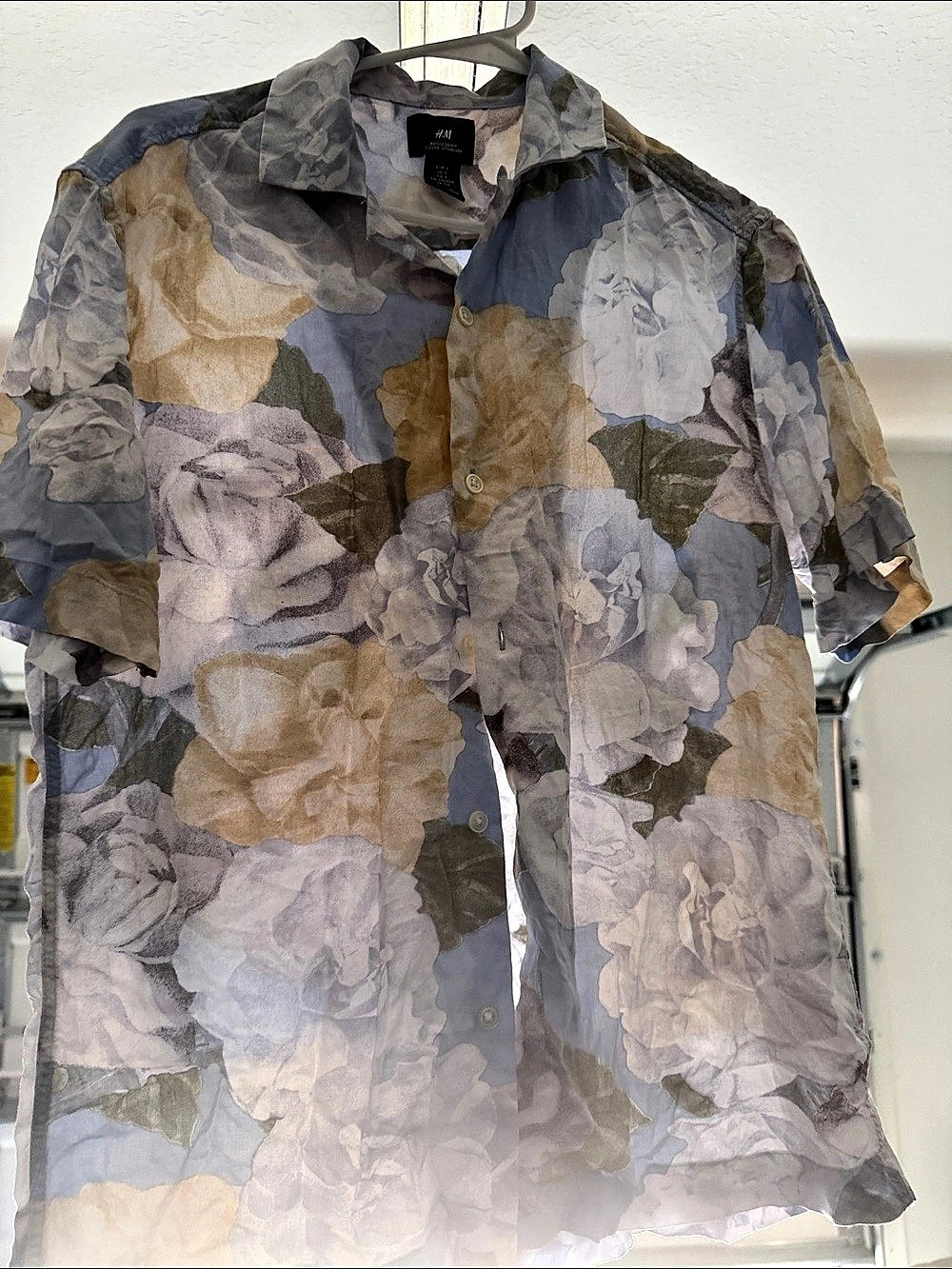 H&Medium Floral Short Sleeve Shirt Size Medium Like New